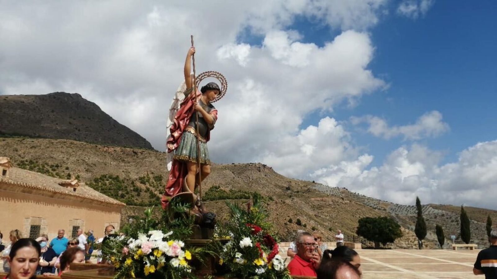 Imagen de San Miguel en procesión en Albox.