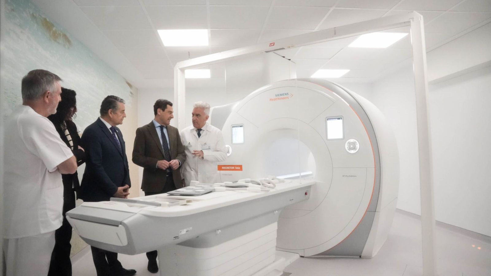 Juanma Moreno en el PEC-TAC de Torrecárdenas.