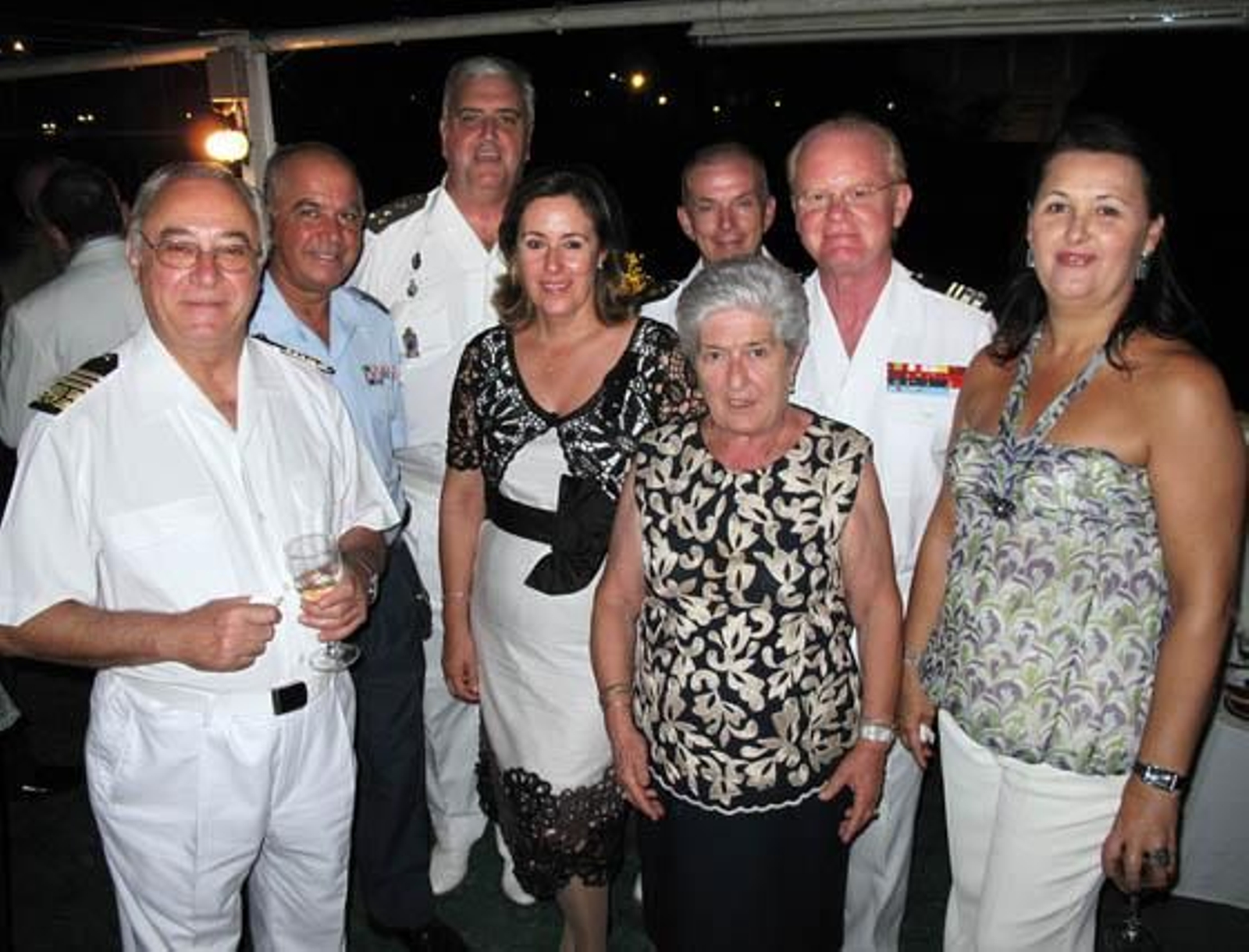 Francisco Tejada, presidente de la Cámara de Mareantes, el coronel del Aire Miguel Borrero; Jesús María Bueno, capitán enfermero; Claudia Ojeda, Paulina Tejada, el teniente coronel Vicente Velamazán,  José Conde, vocal de la Cámara de Mareantes de Sevilla, y María del Carmen Ruiz.


Foto: Victoria Ramírez