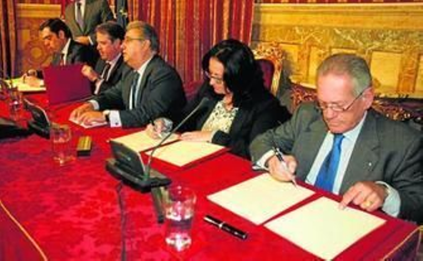 Momento de la firma del convenio entre el alcalde y los representantes de las asociaciones de autónomos.