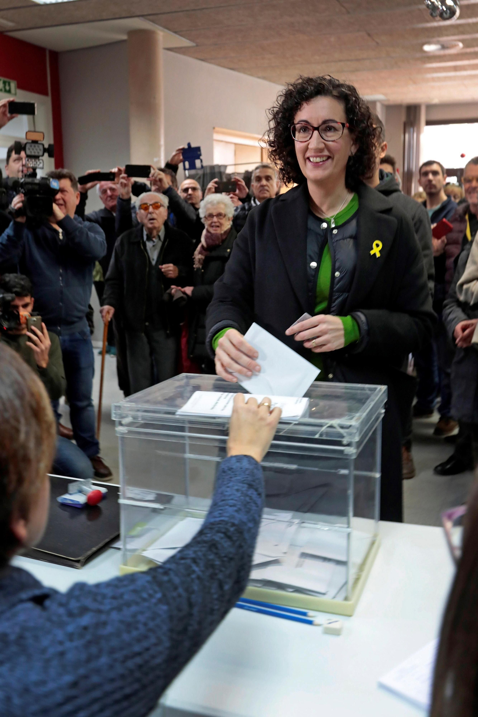 La candidata por ERC, Marta Rovira, ejerciendo su voto en Vic