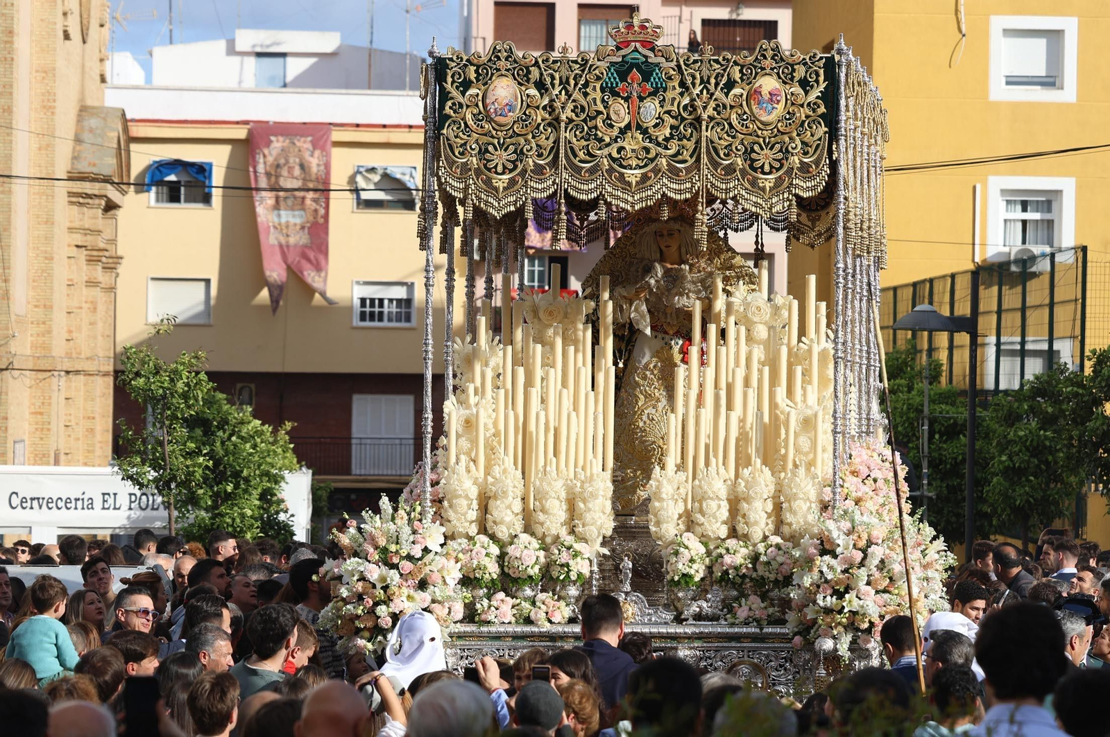 Las mejores imágenes del Lunes Santo en Huelva: Hermandad de las Tres Caídas