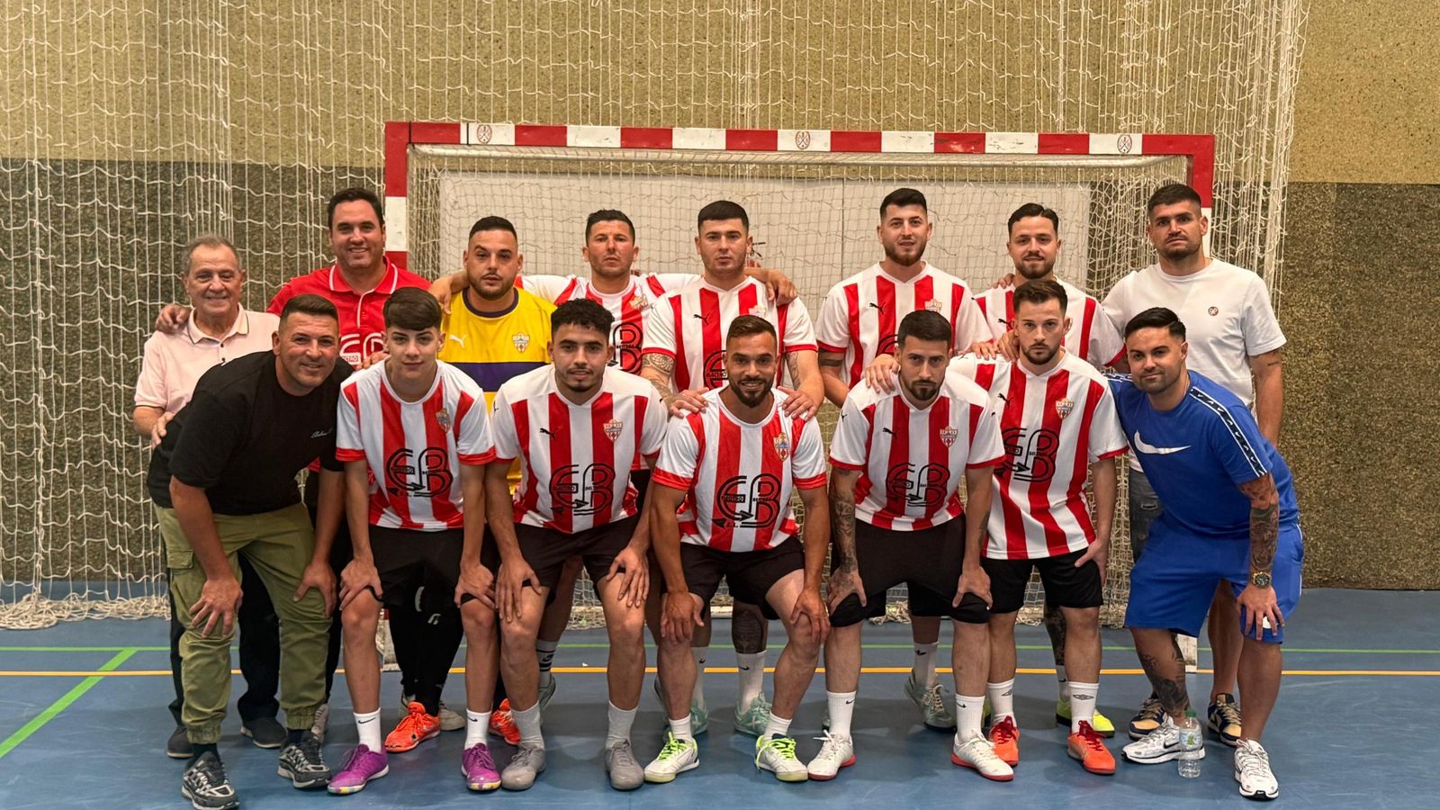 Los jugadores del CD Sentimiento Rojiblanco posan en equipo antes de la disputa de la gran final.