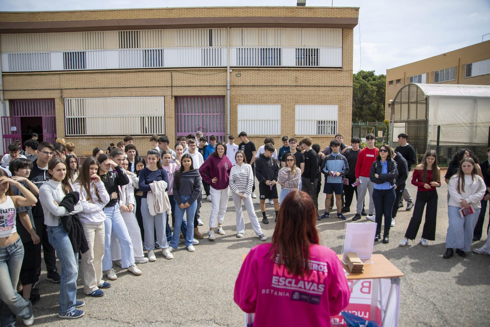 Sensibilización sobre la trata de mujeres en el IES Maestro Padilla de Almería, en imágenes