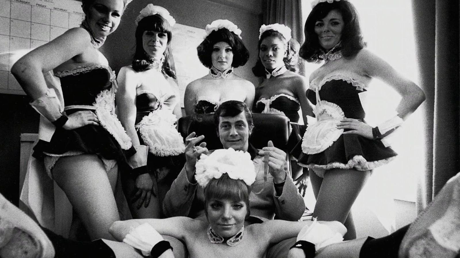 El fundandor de Penthouse rodeado de sus damas