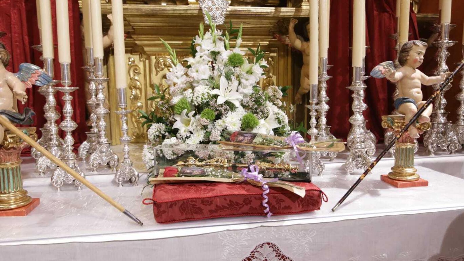 El cetro depositado a los pies de la Patrona por parte de la hermandad del Nazareno.