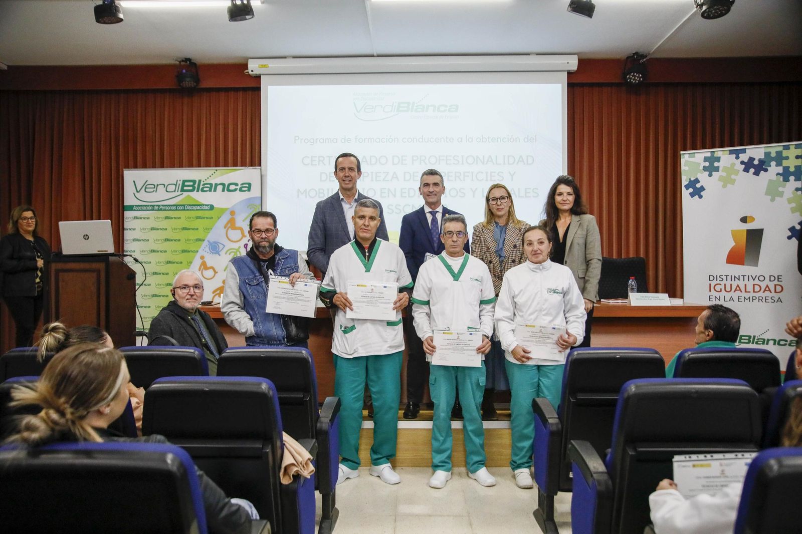 Imágenes de la enterga de certificado de profesionalidad de limpieza de superficies y mobiliarios de VerdiBlanca en la Universidad de Almería