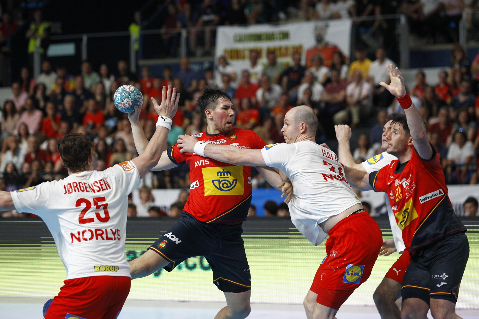Imágenes del España-Dinamarca de la EHF Euro Cup de balonmano, en Almería