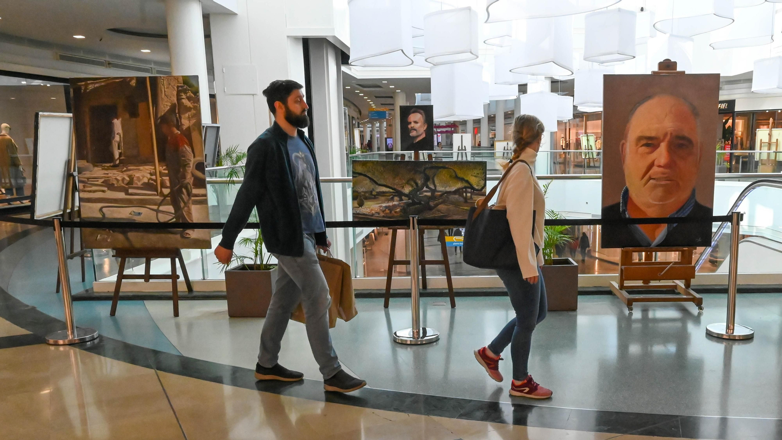 Las fotos de la Exposición 'Realismo: entre el retrato y el bodegón' de José Luis Guio