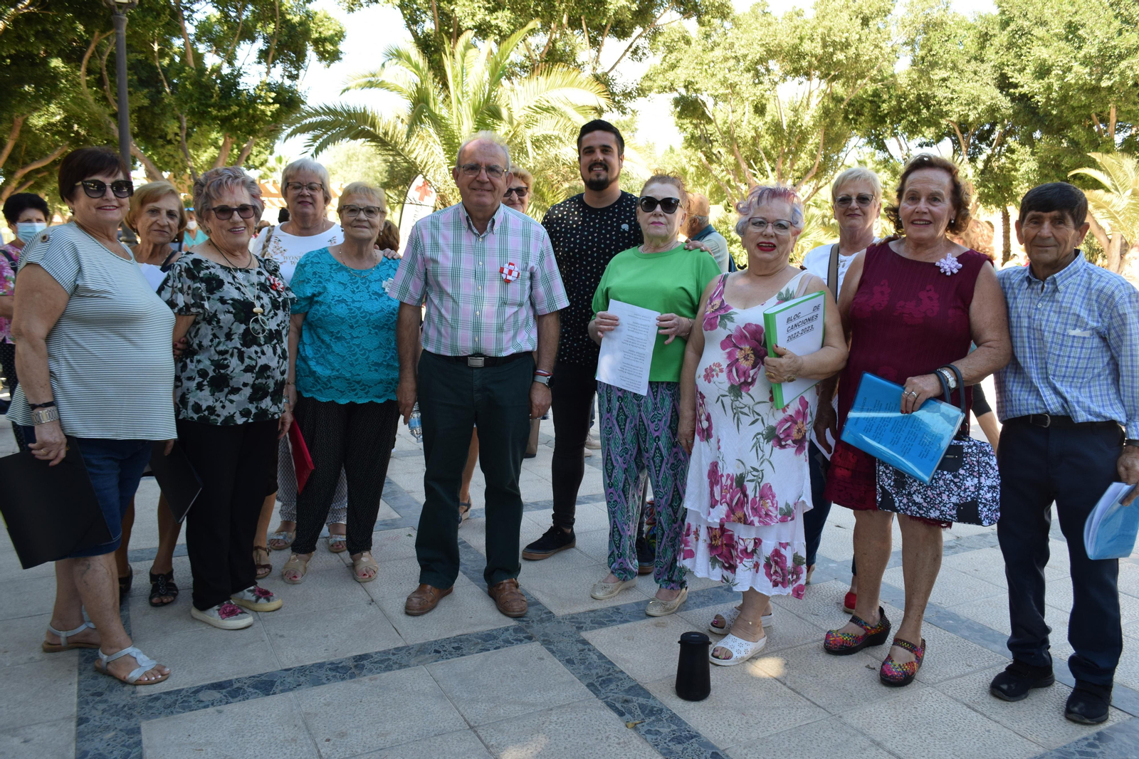 Bonilla junto a los mayores durante la fiesta de convivencia.