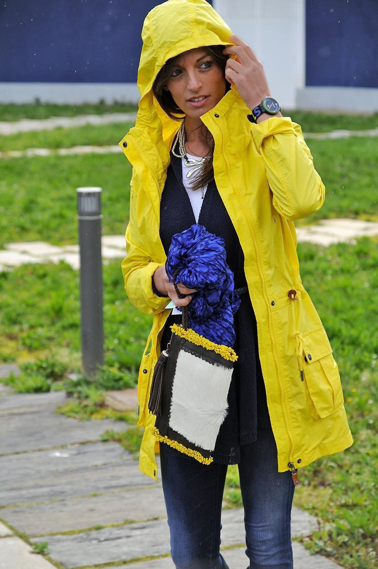 Dale un toque de color a tu 'outfit' con un chubasquero amarillo.