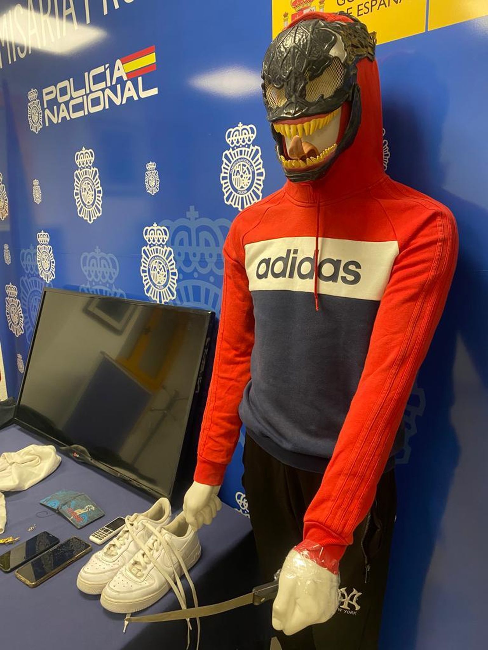 La careta con la que cometía los asaltos.