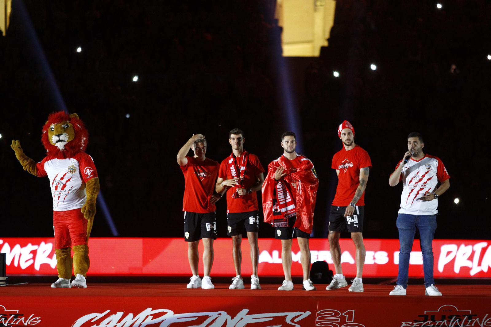Las imágenes de la fiesta del ascenso de la U.D. Almería en el Estadio Mediterráneo.