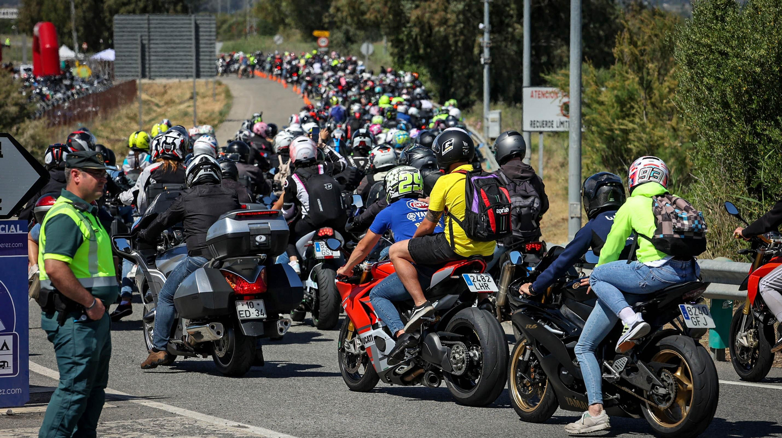 Un agente de tráfico de la Guardia Civil, en las inmediaciones del Circuito de Jerez