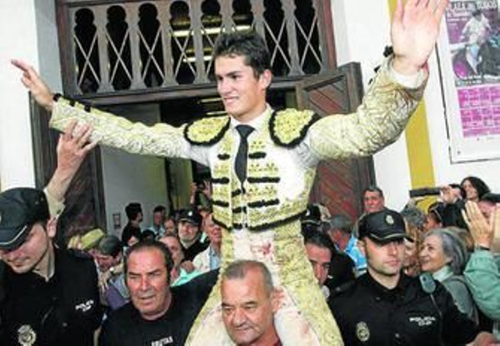 Danuel Luque saliendo a hombros, en la tarde de ayer, del coso de Cuatro Caminos.