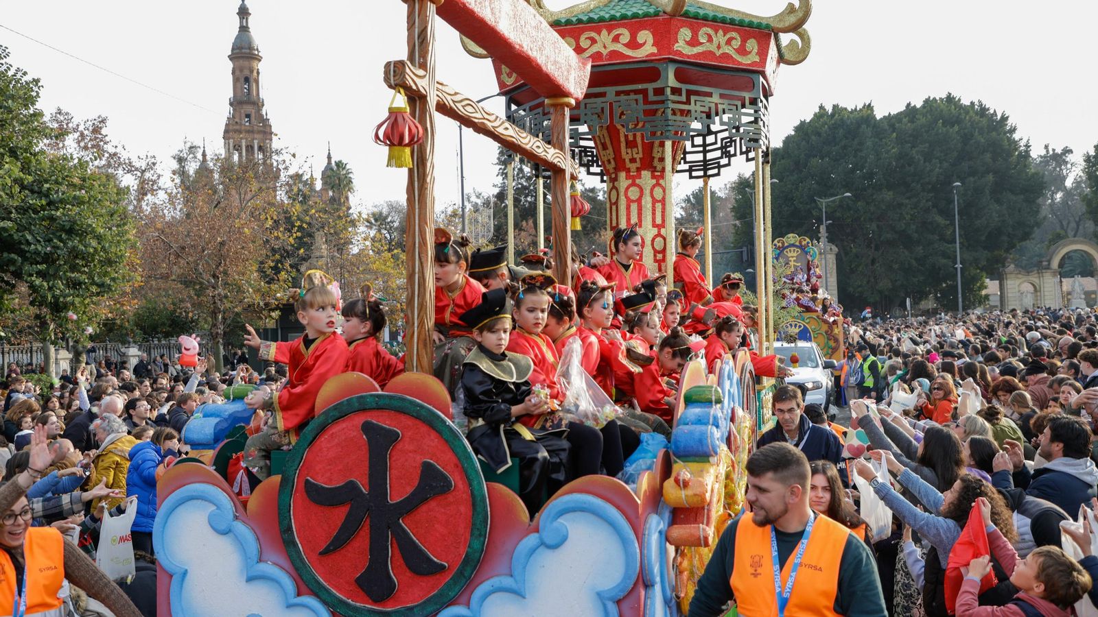 Las fotos de la ínsolita salida de los Reyes Magos del Ateneo un 4 de enero