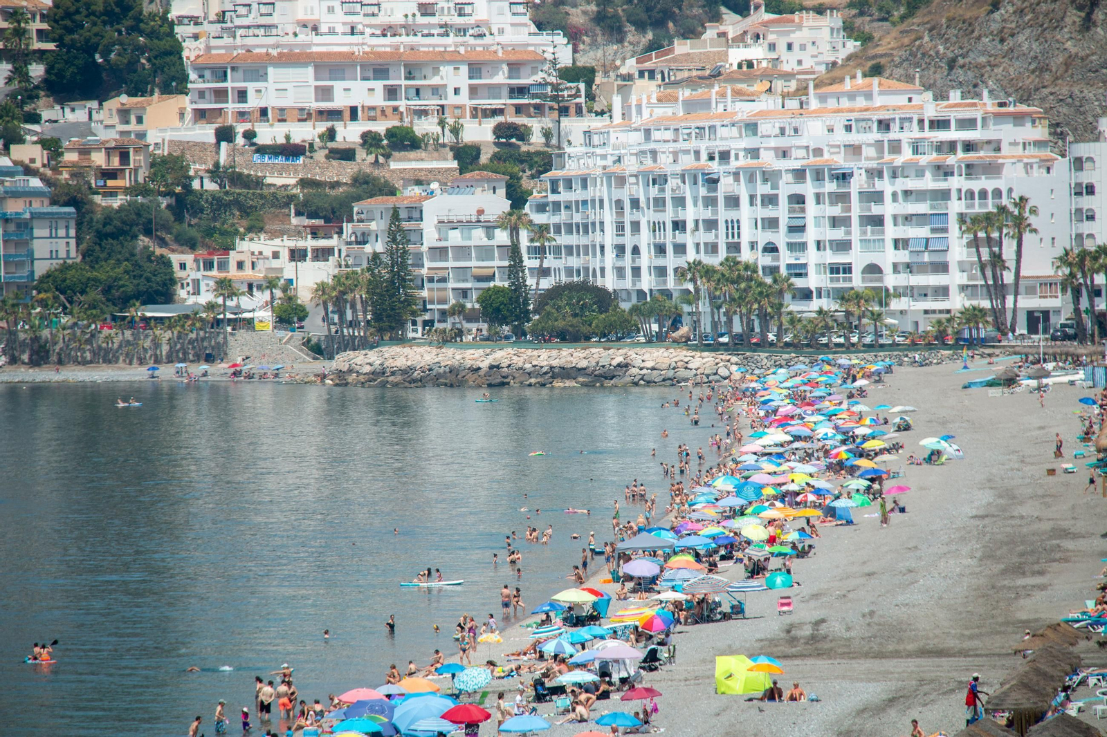 Las playas de Almuñécar se convierten en refugio del calor a dos semanas del verano