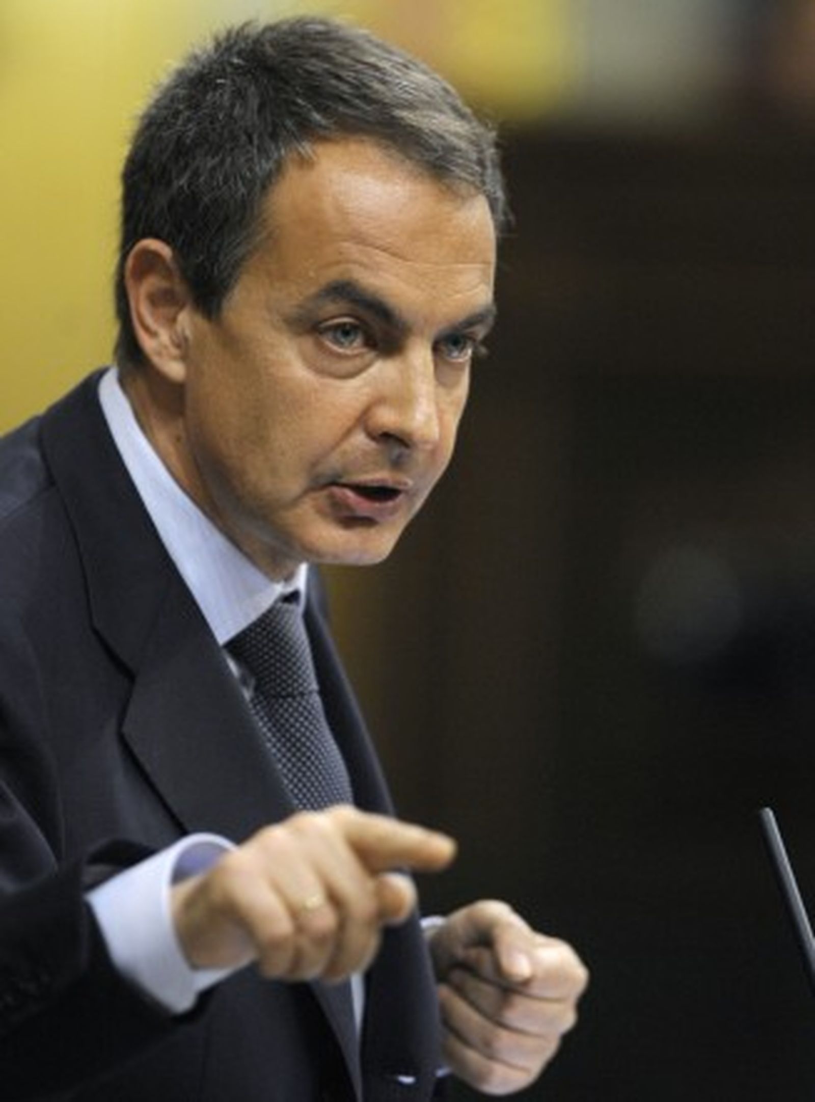 Zapatero a Rajoy: "Ustedes jalean la crisis y la aprovechan políticamente"