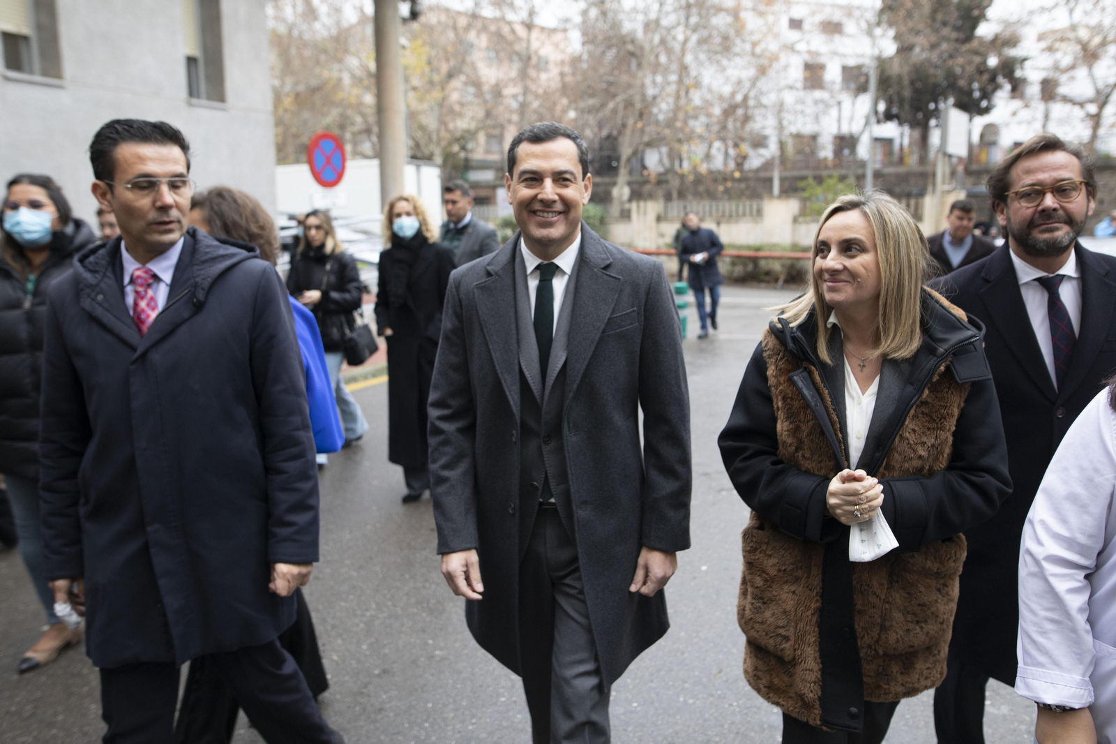 Juanma Moreno, ayer en Granada junto al alcalde, Francisco Cuenca, y la consejera Marifrán Carazo.