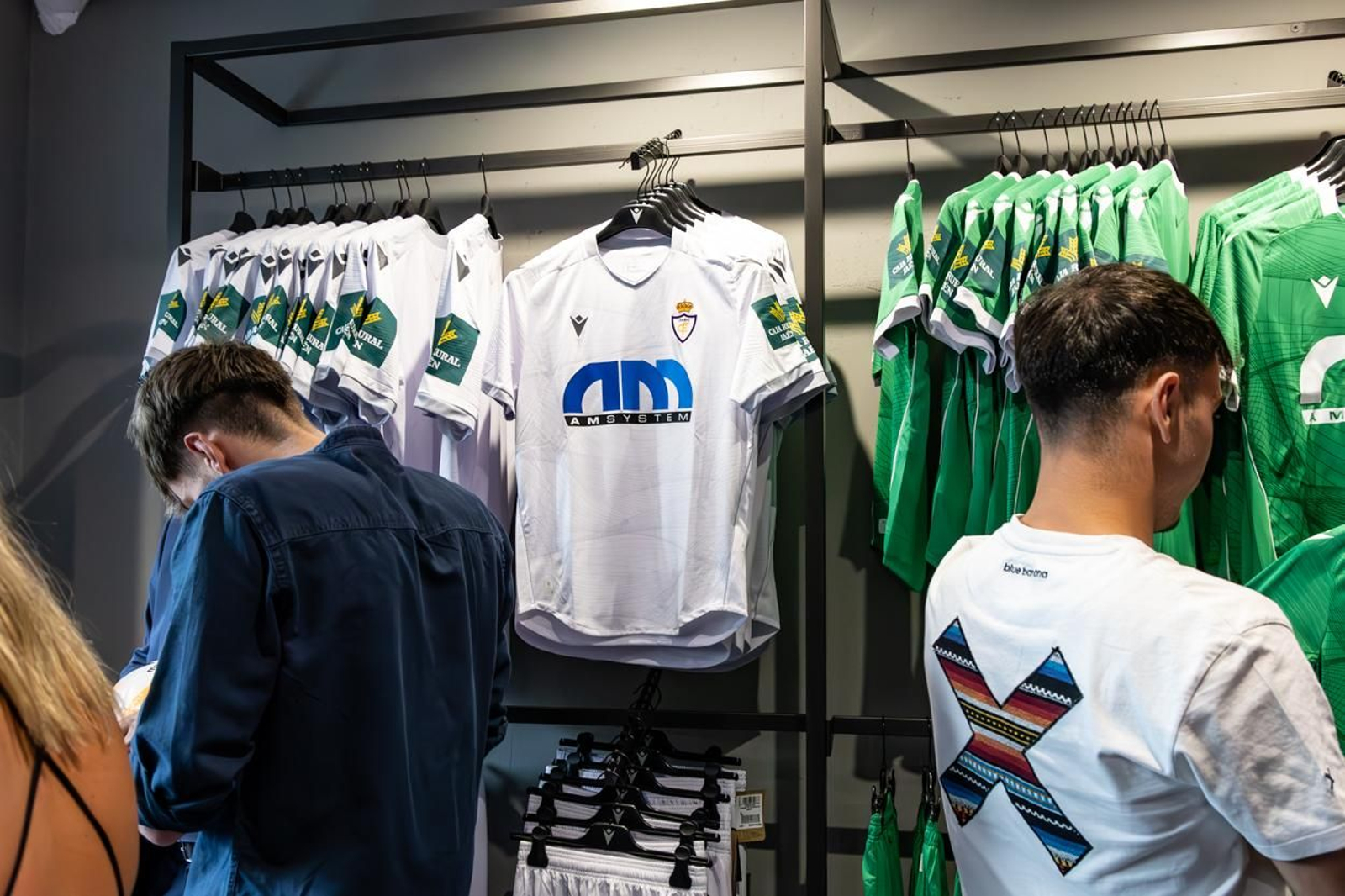 Así son las nuevas camisetas y la nueva tienda del Real Jaén, en imágenes