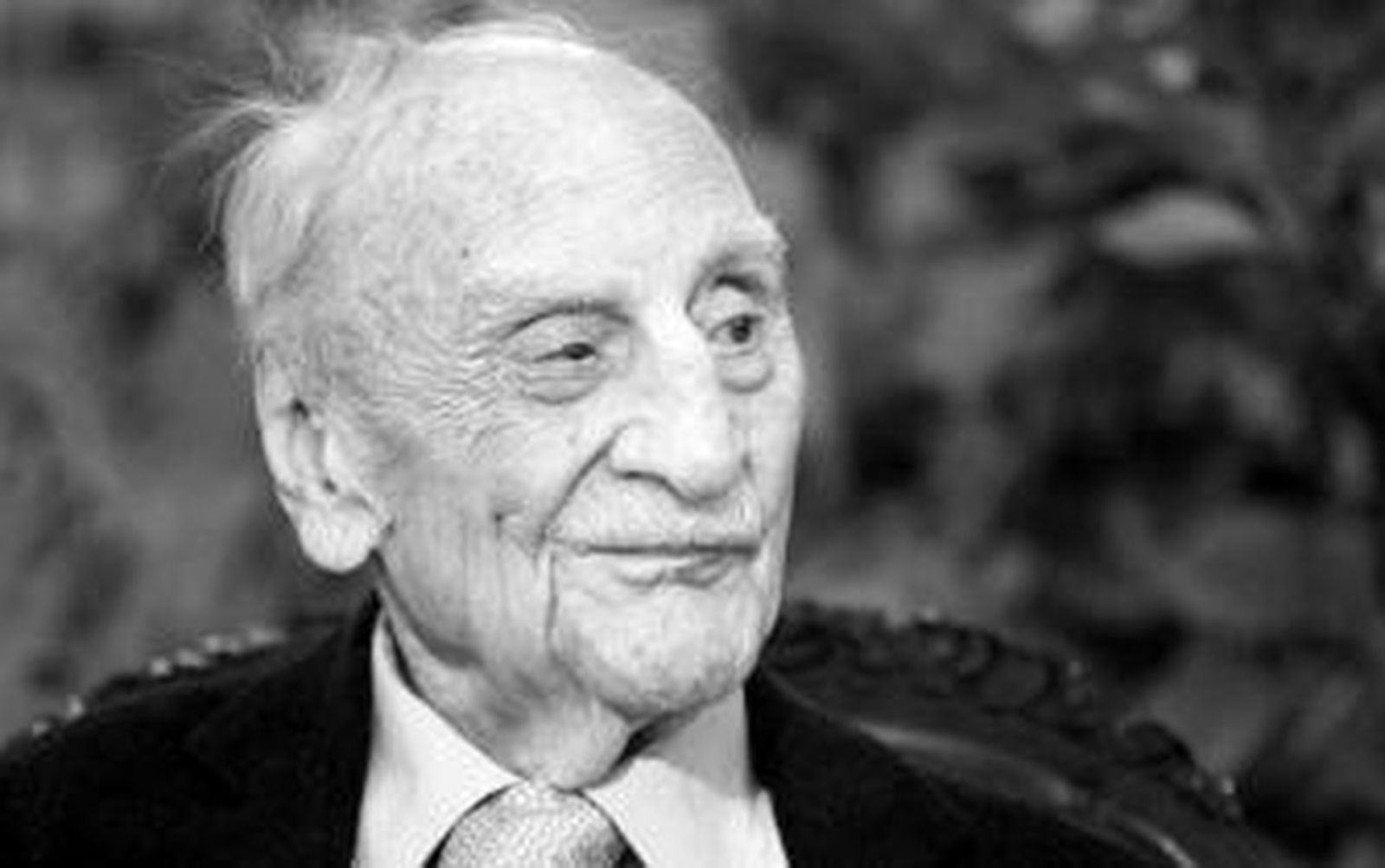 Francisco Ayala arrancó las carcajadas de los presentes mofándose de su edad y consiguió que el Hay Festival diera sus primeros pasos mezclando la reflexión y la ironía.