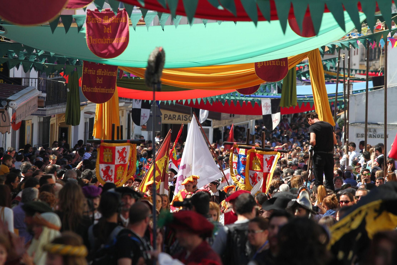 Imágenes del desfile de la XIX Feria Medieval del Descubrimiento, en Palos de la Frontera