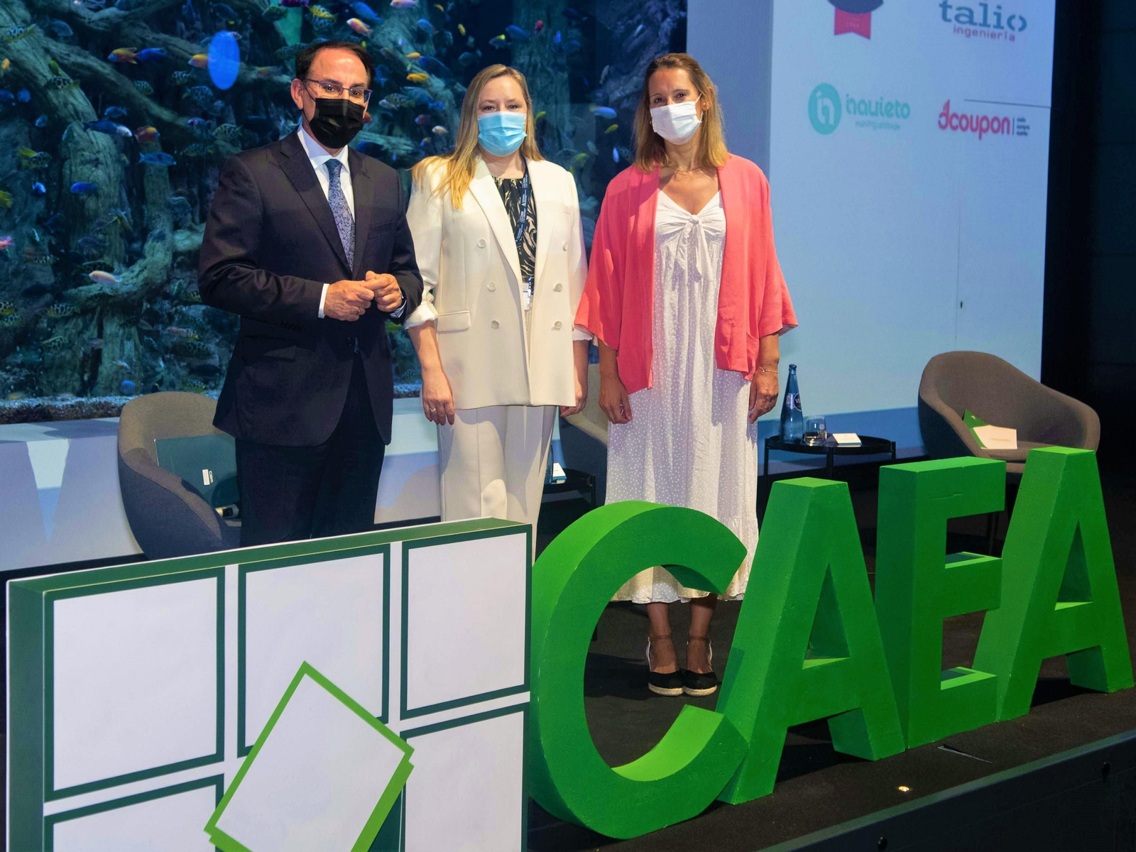 Acto de apertura de la jornada. De izquierda a derecha: Javier González de Lara y Sarria, presidente de la CEA; Virginia González Lucena, presidenta de CAEA; Lorena García de Izarra, viceconsejera de Transformación Económica, Industria, Conocimiento y Universidades de la Junta de Andalucía.