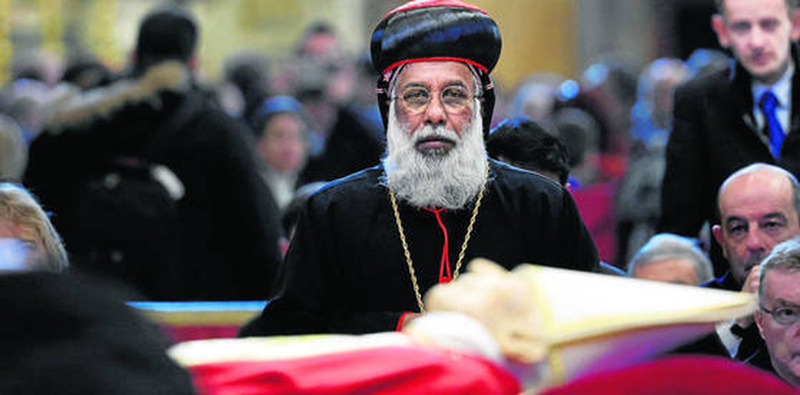 El cardenal indio Baselios Cleemis Thottunkal presenta sus respetos al difunto Papa emérito Benedicto XVI.