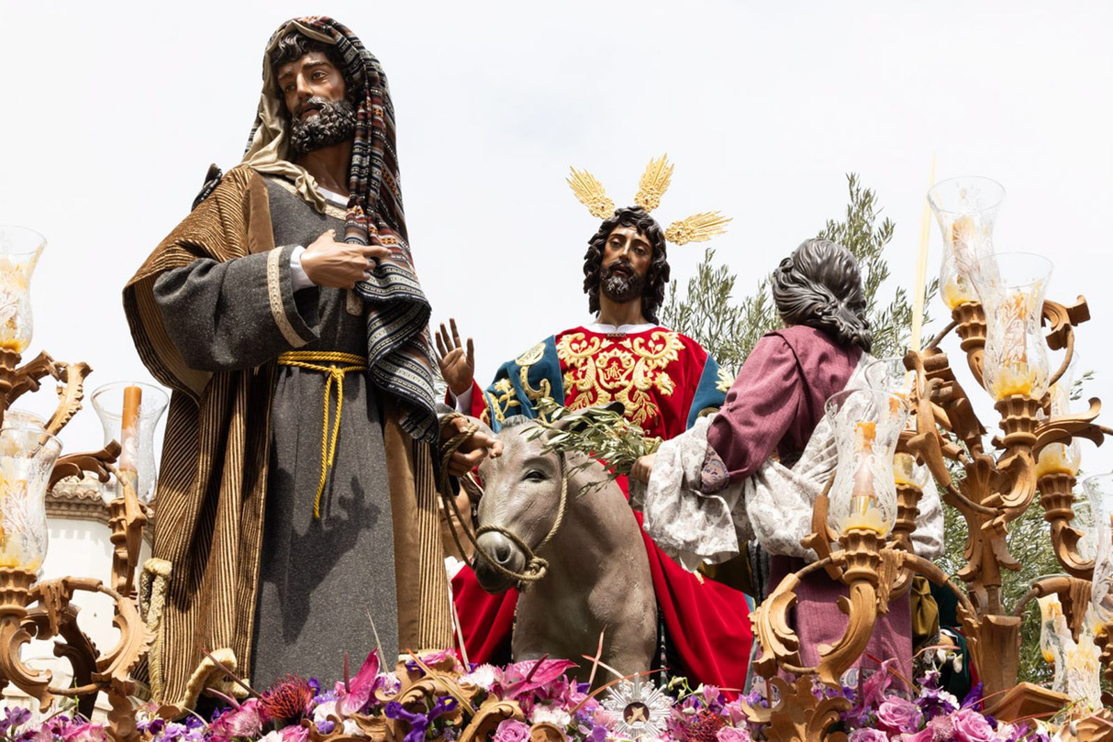 Los jiennenses se echan a la calle para presenciar la primera de las procesiones de la jornada: la Borriquilla (II)