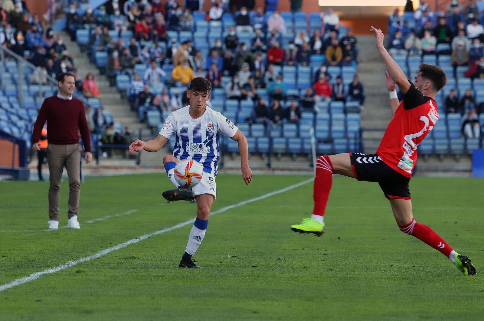 Juanjo Mateo, en un lance del Recreativo-Puente Genil de la primera vuelta.