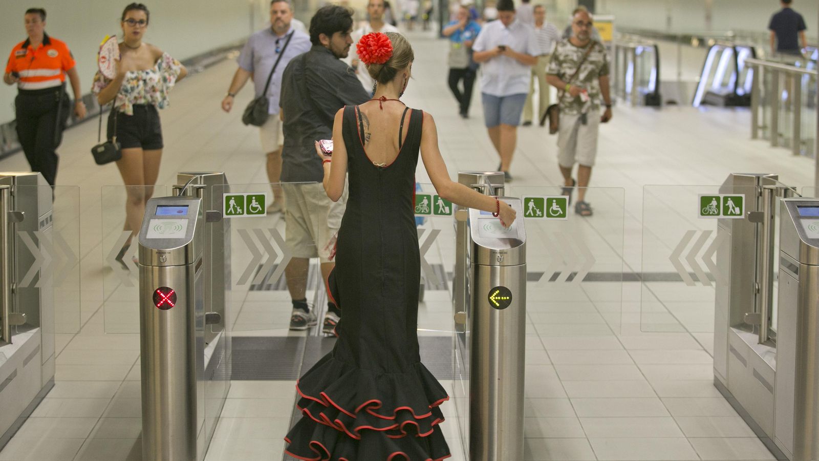 Una pasajera entra a una de las estaciones del Metro de Málaga.
