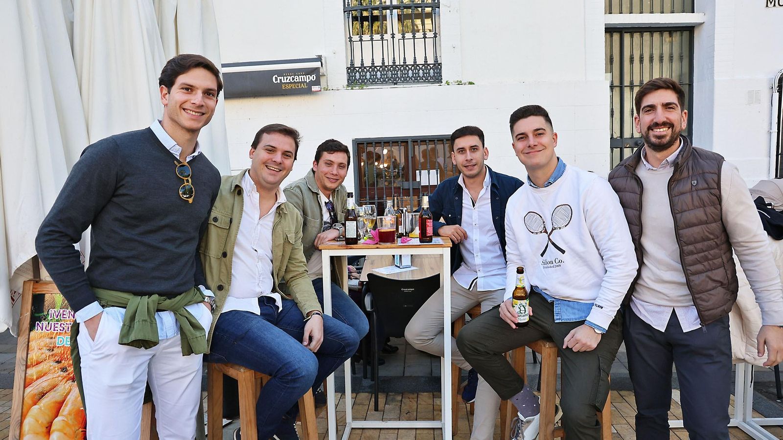 Grupo de jóvenes tomando algo en la Plaza de Las Monjas.