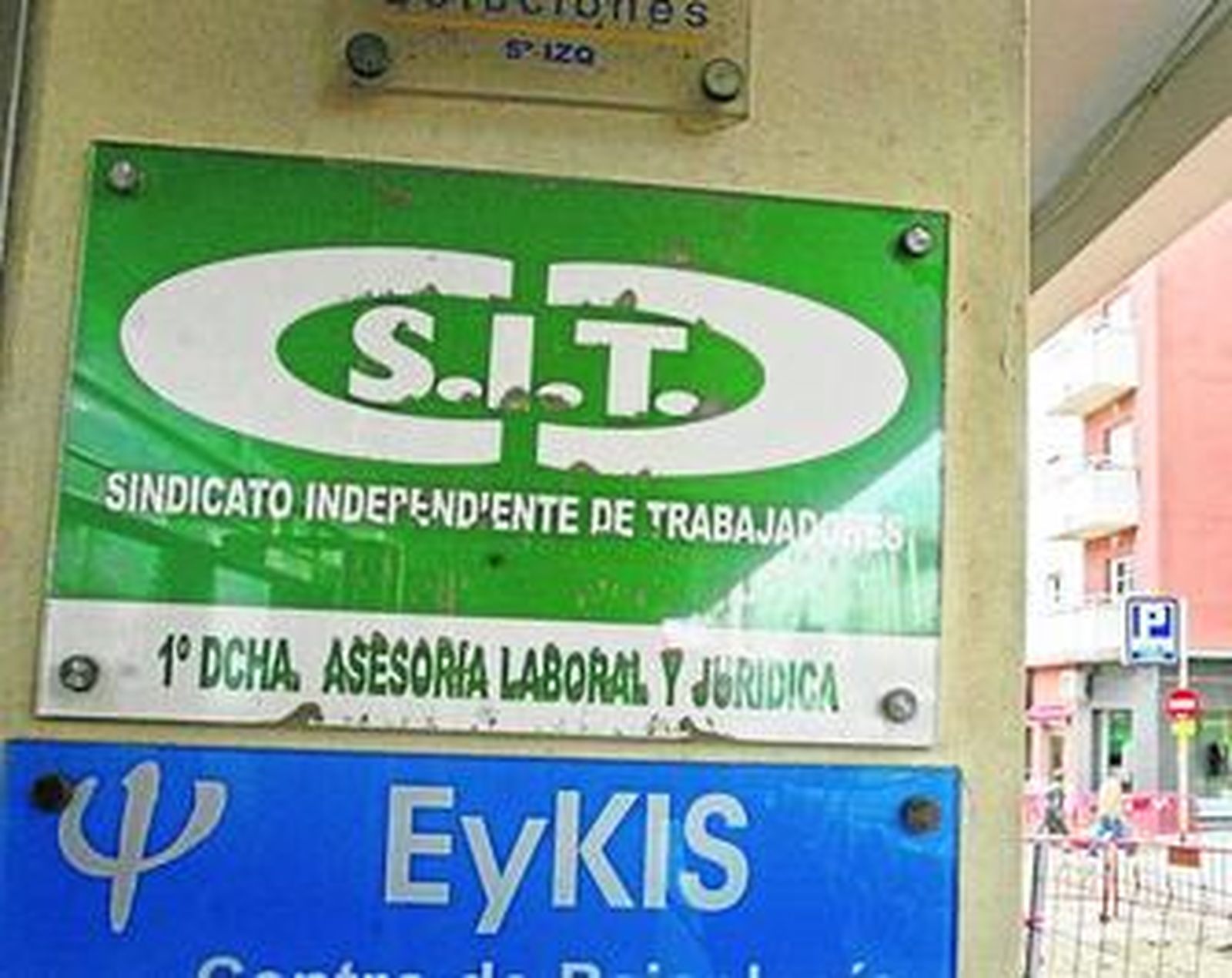 En la imagen, cartel que anuncia la sede del falso  sindicato en el número 1 de la calle Brasil, en Cádiz.