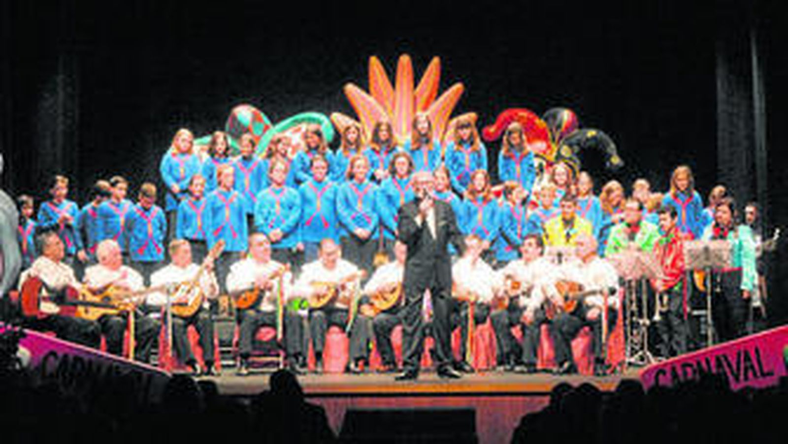 El coro de los niños del Conservatorio, con la Orquesta Caballati, la rondalla y Francisco Melero, al final del acto.