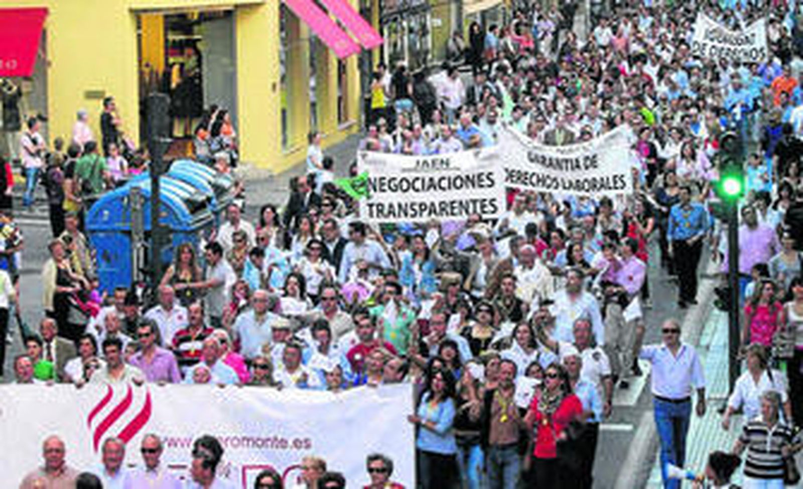 Manifestación de trabajadores de Cajasur por las calles de Córdoba.