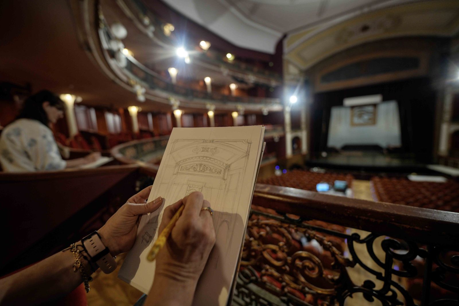 Los 'urbansketchers' de Córdoba dibujan el Gran Teatro con motivo de su 150 aniversario.