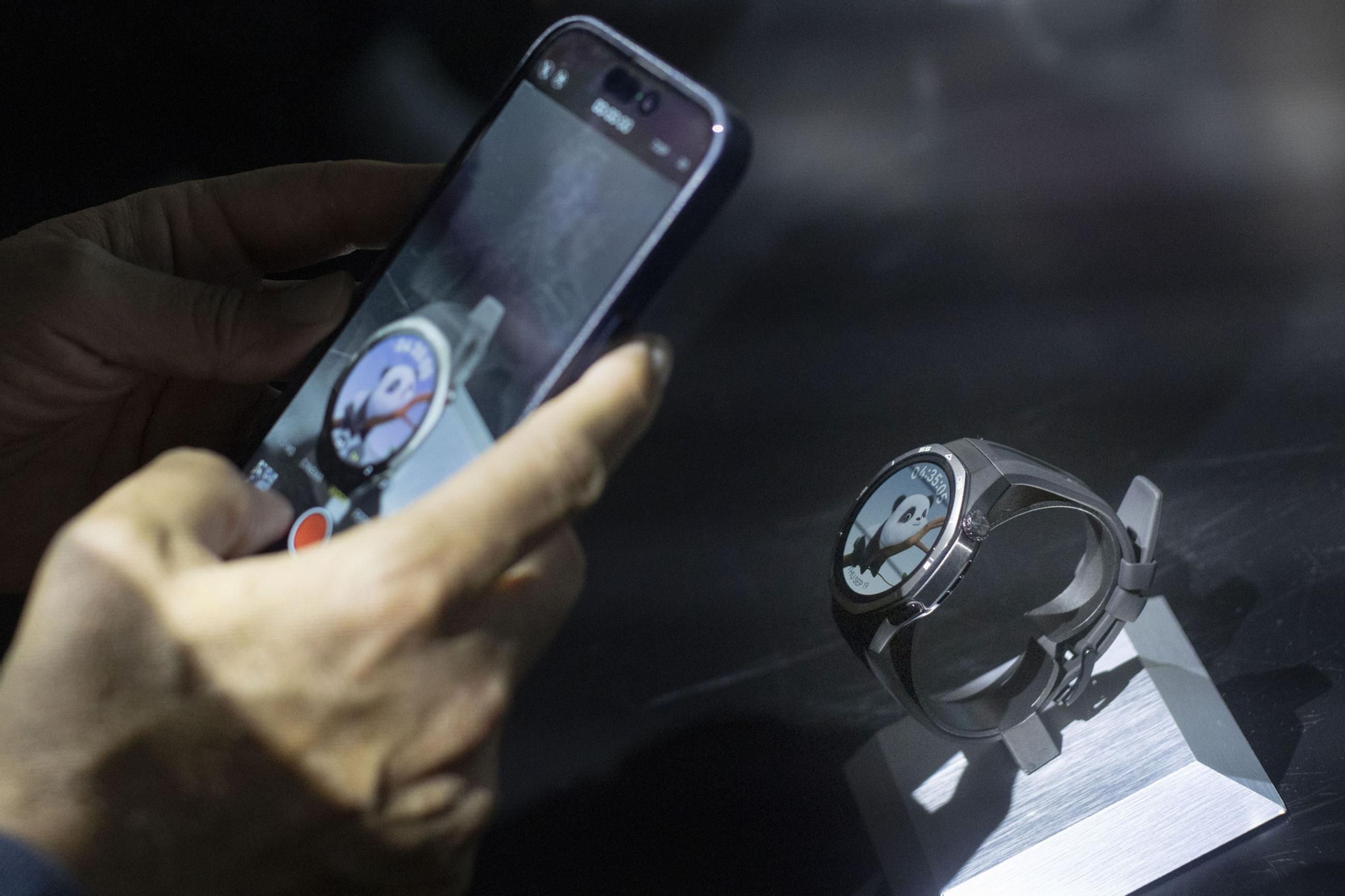 Una persona observa un nuevo dispositivo electrónico.