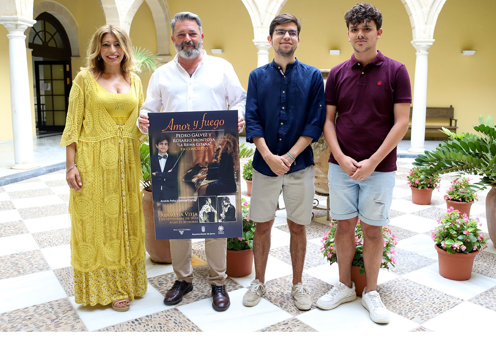 Rubén Pérez, junto a la Reina Gitana y miembros de la Orquesta.