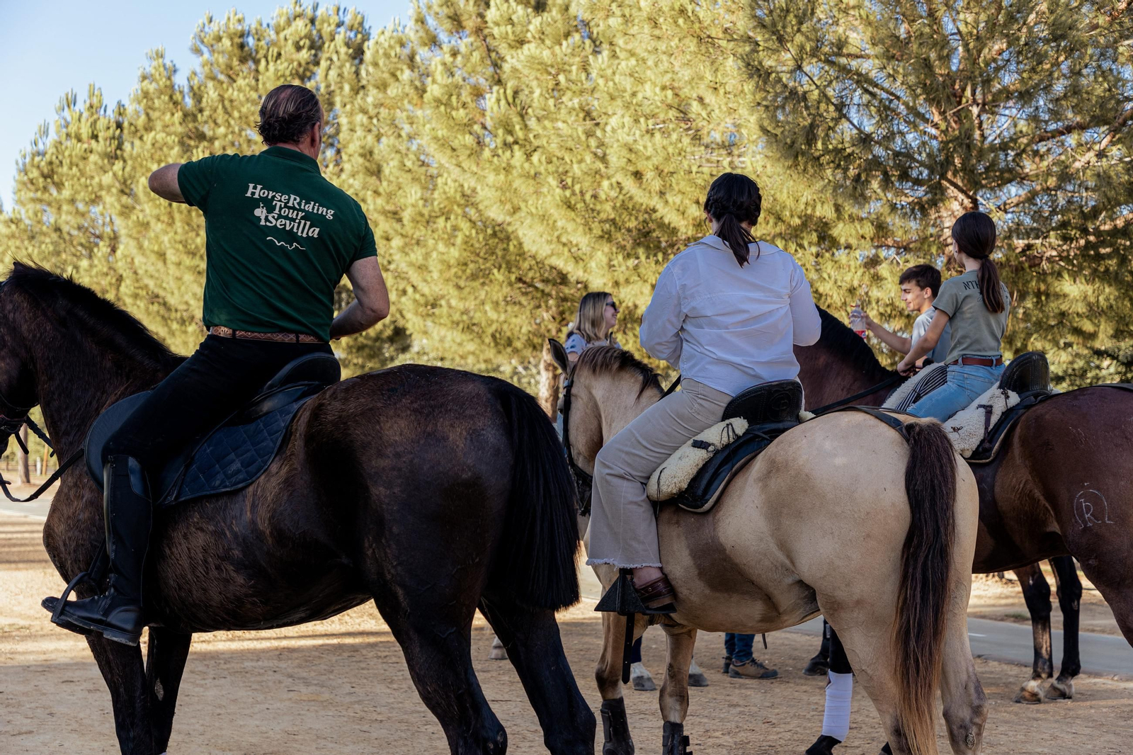 Varias personas hacen una de las rutas por la provincia de Sevilla.
