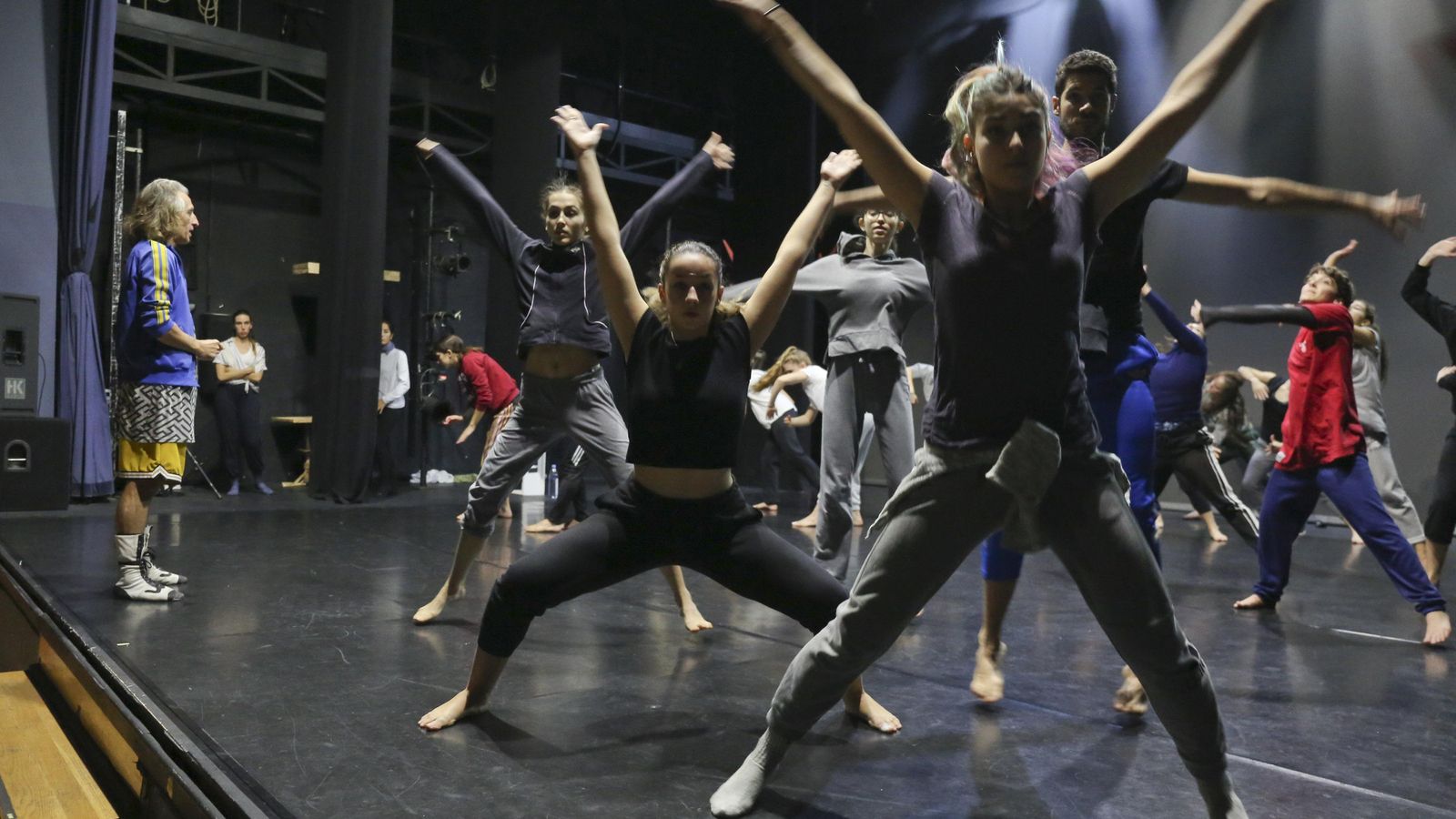 Hurtado da instrucciones a sus bailarines durante un ensayo de 'El viaje de Alicia', este jueves, en la Sala Gades.