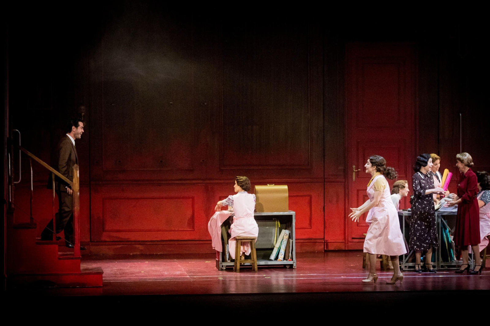 Imágenes del musical 'El tiempo entre costuras' en el Gran Teatro Falla
