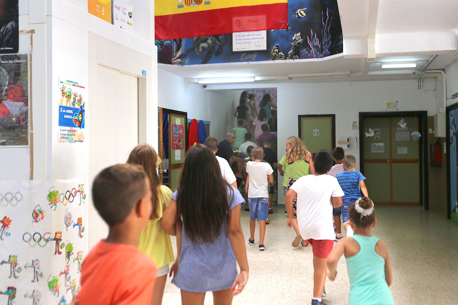 Alumnos durante la entrada a las aulas en un centro educativo de la ciudad.