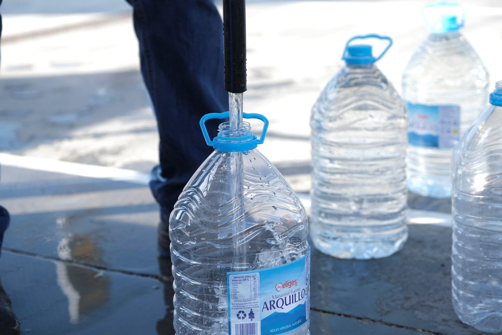 El reparto de agua potable en Espiel, en imágenes