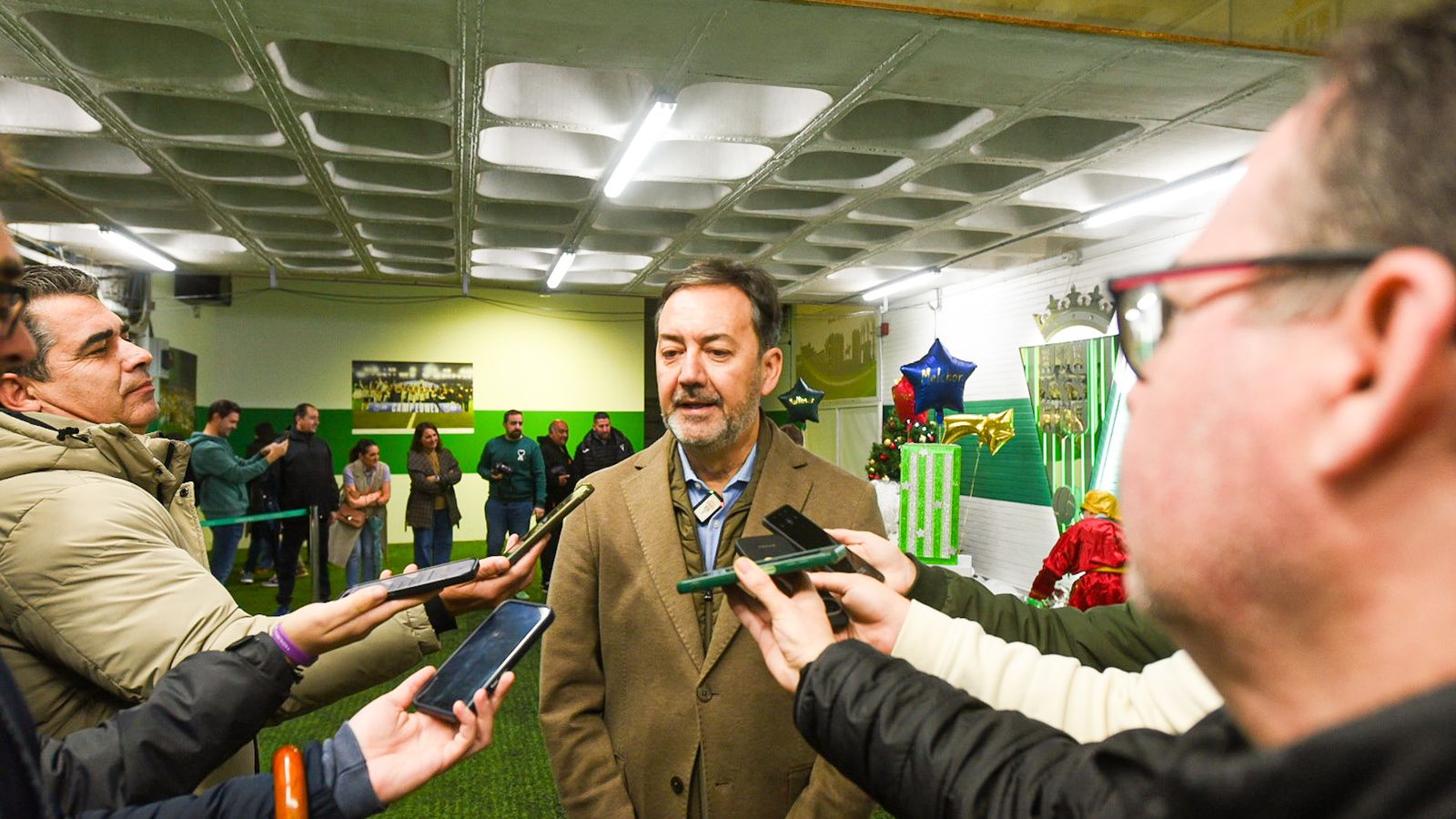 Monterrubio atiende a los medios en El Arcángel.