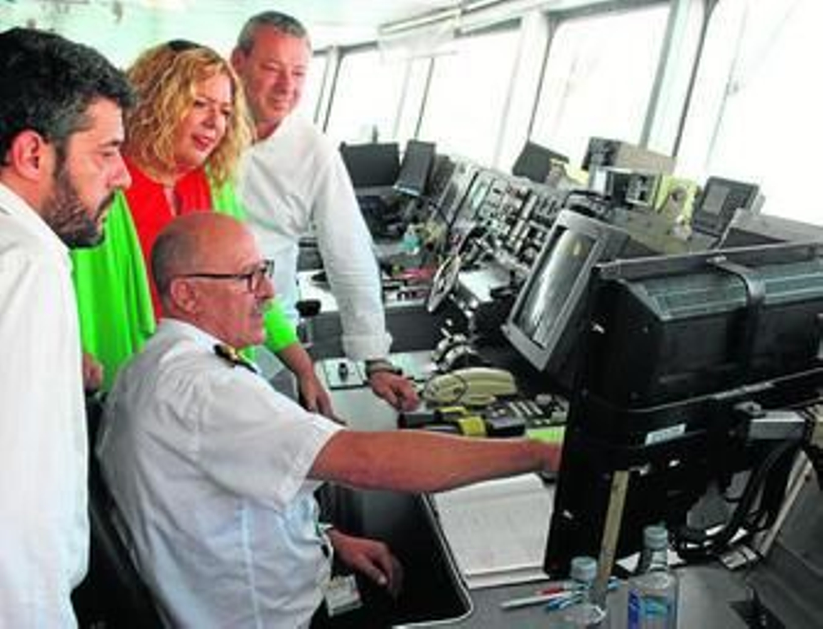 La alcaldesa de Motril, Flor Almón, y el presidente del Puerto, Francisco Álvarez de la Chica, inauguraron la línea.