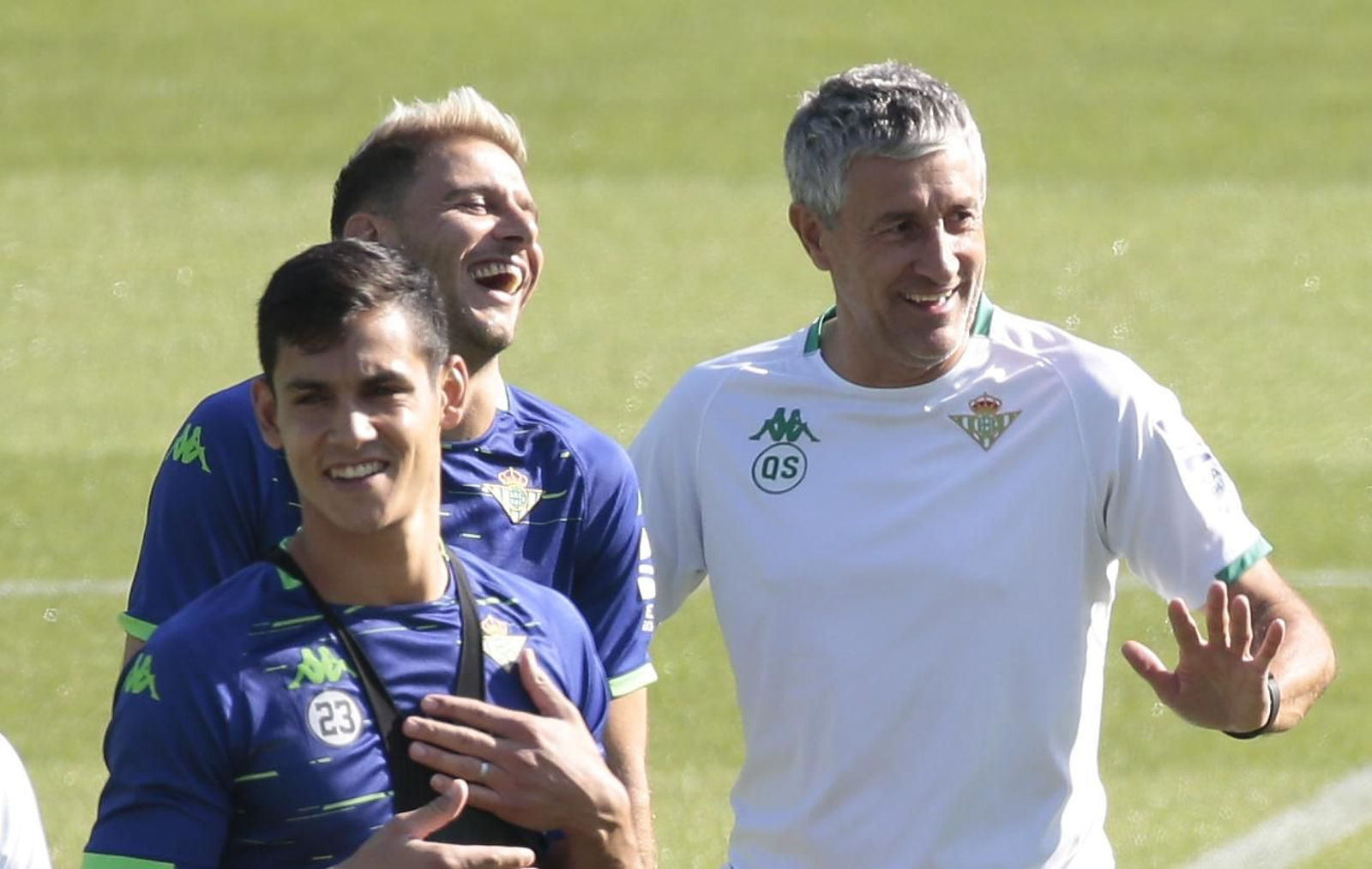 Joaquín y Setién bromean ante Mandi en un entrenamiento.