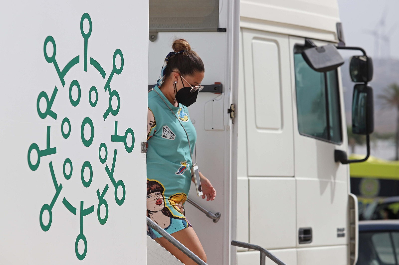 Una persona sale de un vehículo del SAS tras un cribado.