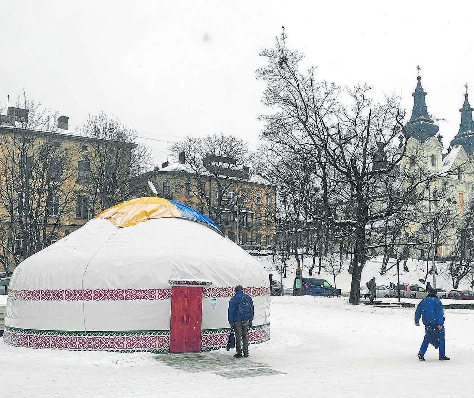 Apenas un par de personas caminan por la calle bajo gélidas temperaturas en Leópolis.