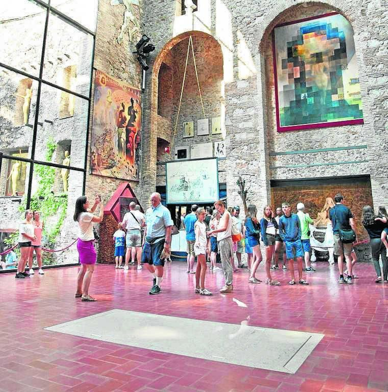 Visitantes del Museo Dalí de Figueras, ante la tumba del artista.