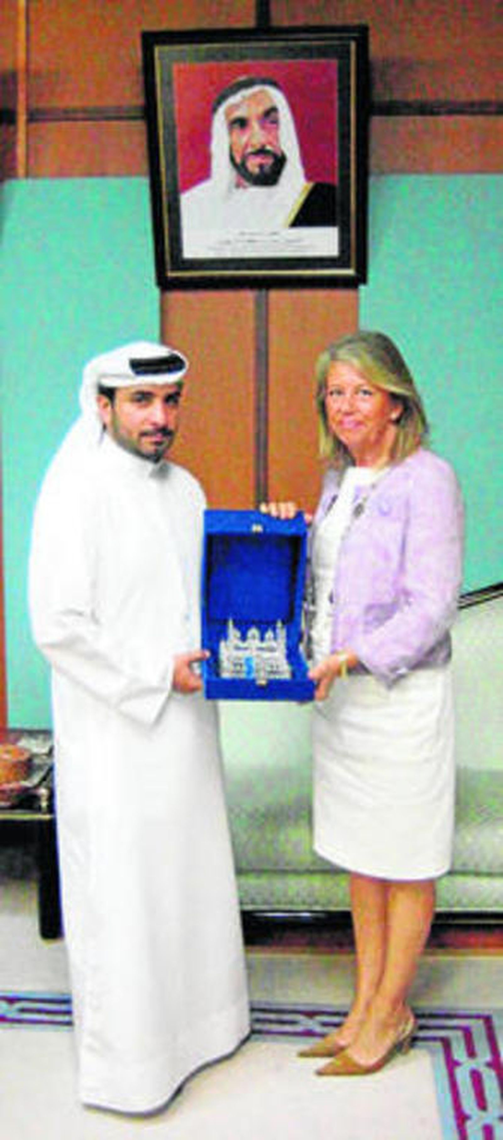 Muñoz, con el alcalde de Abu Dhabi.
